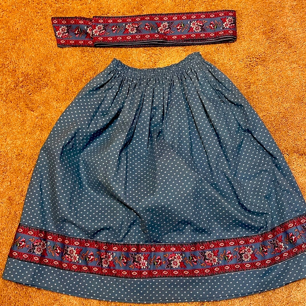 A Vera Bradley Designs Skirt with 2 side pockets.